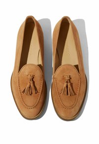 Smeđi suede mokasini s okruglim nosom, detalj s resicama na vrhu i kontrastnim šavom duž ruba. Glatka unutrašnja obloga.