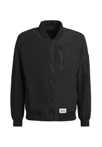 Schwarze Bomberjacke mit Reißverschluss vorne, gerippten Bündchen und Kragen. Verfügt über eine Reißverschlusstasche auf der Brust und ein Textetikett am Saum. Glatte Stoffbeschaffenheit.