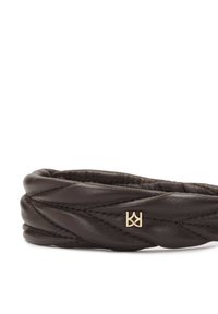 Pleteni tamnosmeđi kožni trak s prošivom i malim zlatnim logom. Glatka tekstura s fleksibilnim dizajnom.