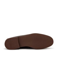 Suola di scarpa in pelle marrone con una superficie liscia e leggermente strutturata, punta arrotondata e tacco definito. Nessun marchio o segno visibile.