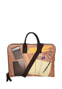 Laptoptas met een baksteenmotief en bedrukte kantoorartikelen. Voorzien van zwarte handvatten, een schouderriem en een ritssluiting.