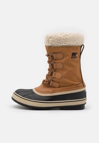 Botte d'hiver imperméable marron avec un bout en caoutchouc noir, tige en tissu tan doux et col en fausse fourrure blanche. Comprend cinq oeillets et un logo.