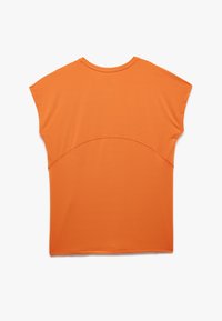 Oranges kurzärmeliges Oberteil mit einem runden Ausschnitt, das ein geschwungenes Nahtdetail über den Rücken aufweist. Hergestellt aus weichem, glattem Stoff.