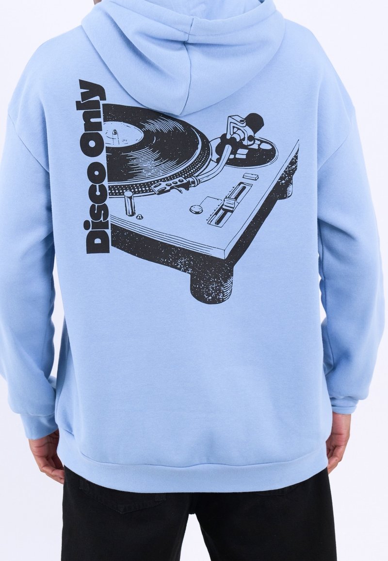 Felpa con cappuccio azzurro chiaro con una grafica di un giradischi sul retro e la scritta "Disco Only" in nero. Realizzata in misto cotone, vestibilità comoda.