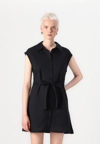 Vestido preto com botões, de mangas curtas e colarinho. Apresenta um cinto na cintura e um ajuste descontraído, feito de um tecido suave.