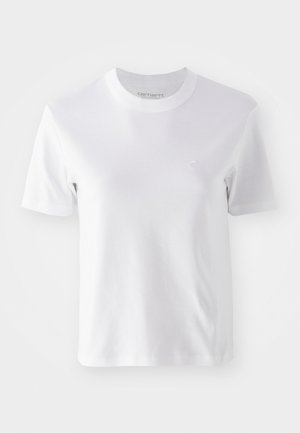 T-shirt blanc en coton à manches courtes avec un col rond et un petit logo brodé sur la poitrine, texture lisse et design simple.