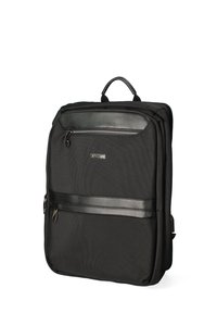 Zaino nero realizzato in tessuto resistente con un accento in pelle liscia. Presenta una tasca frontale con zip e una maniglia superiore per un facile trasporto.
