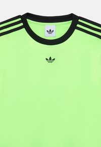 adidas Originals TEE UNISEX - Triko s potiskem - signal green/black