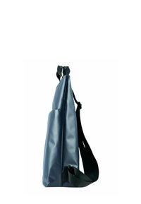 Sac à dos bleu foncé avec un design géométrique élégant, fabriqué en matériau durable. Il dispose d'une seule sangle ajustable et d'un profil latéral plat.