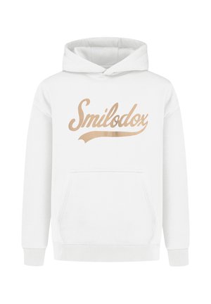 Biała bluza z kapturem wykonana z miękkiego materiału, z przednią kieszenią i dużym beżowym logo "Smilodox" nadrukowanym w pisowni kursywą na piersi.