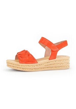 Die orangen Leder-Wedgesandalen verfügen über ein geknotetes Design im Obermaterial, einen verstellbaren Knöchelriemen und eine geschichtete juteähnliche Plattformsohle.