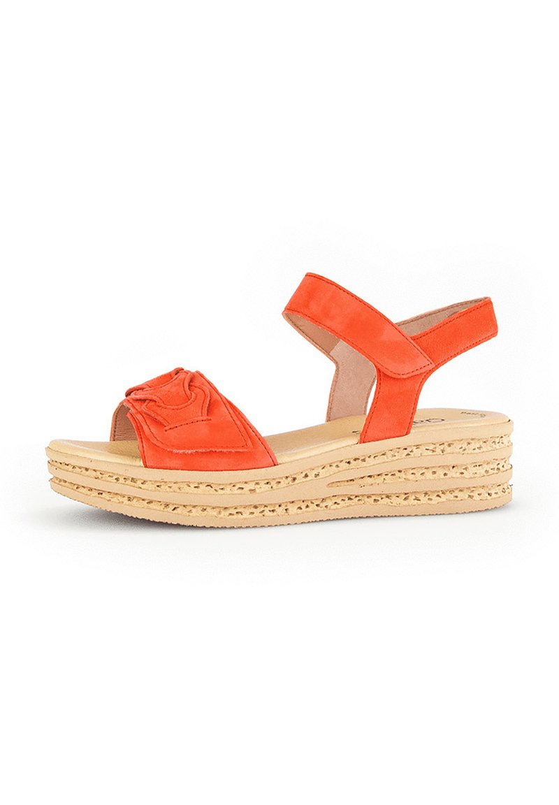 Orange læder wedge sandaler med knyttet design på overdelen, justerbar ankel strop og en lagdelt jute-lignende platform sål.