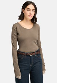 Brauner langärmeliger, figurbetonter Oberteil mit rundem Ausschnitt, kombiniert mit hoch taillierten, dunkelblauen Jeans und einem geflochtenen braunen Gürtel.