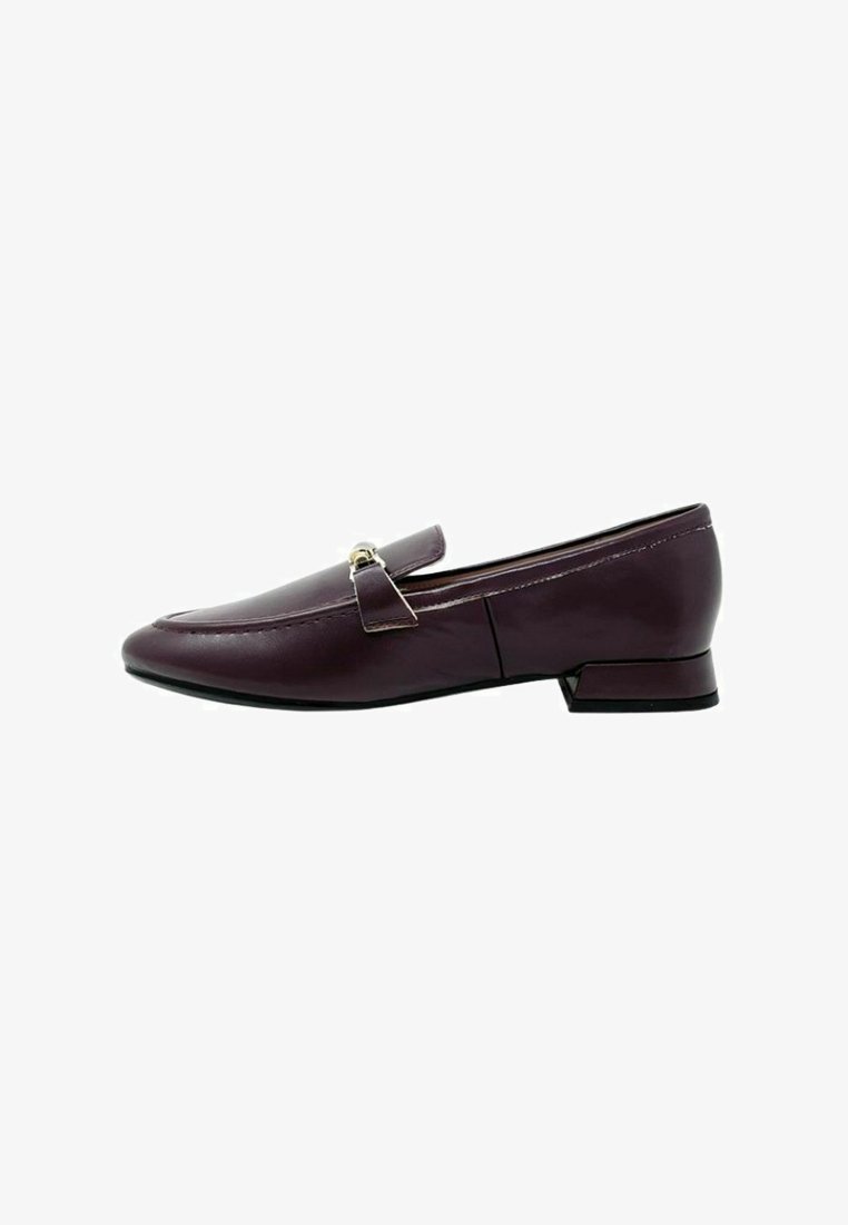 Mocassino in pelle bordeaux con tacco basso. Presenta una fascia con un dettaglio dorato e una texture liscia. Design elegante con punta arrotondata.