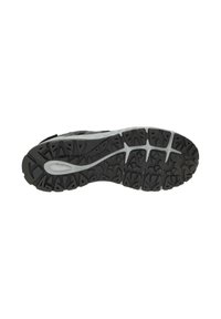 Schwarze Sportschuhsohle mit einer strukturierten Gummioberfläche, die dreieckige Profile und eine zentrale Rille für Flexibilität aufweist.