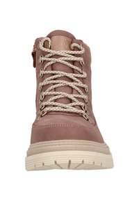 Bottine lacée en matériau synthétique rose doux avec une accent en marron, présentant des lacets texturés et une semelle beige légère avec des motifs de adhérence.