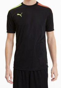 Svart atletisk T-shirt med korta ärmar som har gröna och röda accenter på axlarna och en liten gul Puma-logotyp på bröstet.