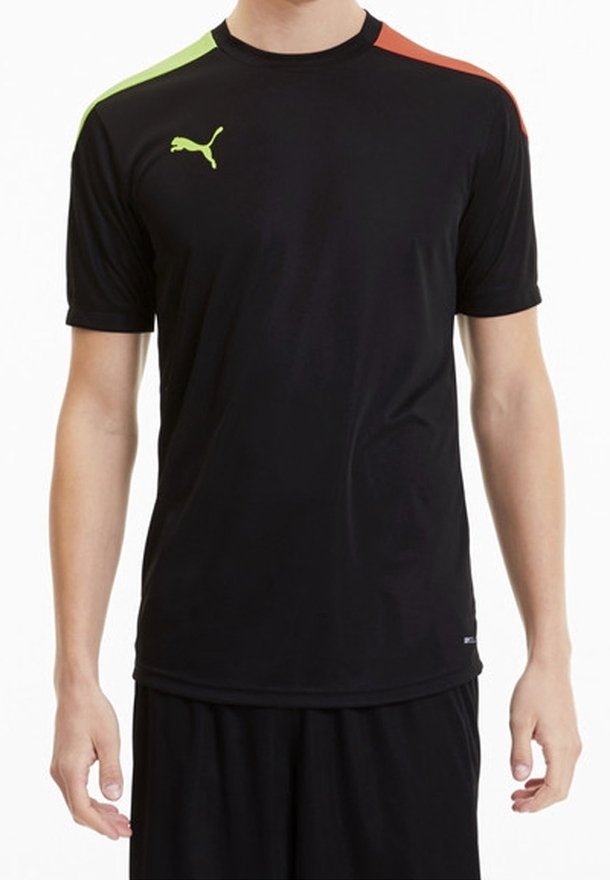 Svart atletisk T-shirt med korta ärmar som har gröna och röda accenter på axlarna och en liten gul Puma-logotyp på bröstet.