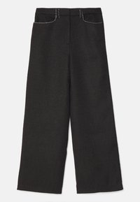 Pantalon noir à jambes larges en tissu texturé, avec poches avant et surpiqûres blanches contrastantes le long de la ceinture et des poches.