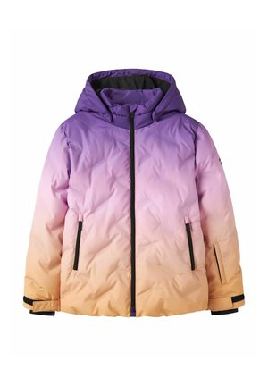 Doudoune avec capuche, dégradé de couleurs du violet en haut au pêche en bas, fermeture éclair noire et poches zippées, doublure intérieure noire visible.
