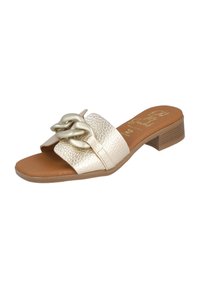 Sandalia de diapositiva sintética texturizada en dorado, con una tira ancha y un detalle decorativo de cadena; presenta un tacón bajo y una plantilla marrón.