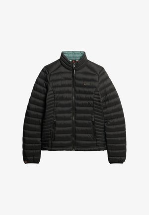 Zwarte puffer jas met een frontzipper, hoge kraag en twee zipzakken aan de zijkant. Kenmerkt zich door een geborduurd ontwerp en contrasterende teal voering.