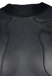 Maglietta sportiva nera in rete con una texture liscia e colletto rotondo. Il tessuto presenta un sottile motivo a rete e si estende leggermente.