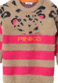 Maglione beige peloso con strisce orizzontali fucsia, design con volto di leopardo e il nome del brand "PINKO" in arancione sul petto.