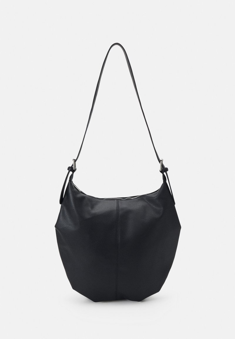 Sac à épaule en cuir noir avec une longue bandoulière réglable et une fermeture éclair sur le dessus, présenté sur un fond gris clair.