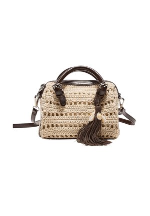 Ručne tkaná béžová kabelka s tmavohnedými koženými rukoväťami, odnímateľným ramenným popruhom a dekoratívnym tmavohnedým strapcom s príveskami mušlí.