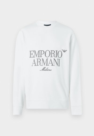 Sweatshirt branca com gola redonda, mangas compridas e estampa frontal do logotipo em texto cinza: "EMPORIO ARMANI Milano", com um detalhe do logotipo.