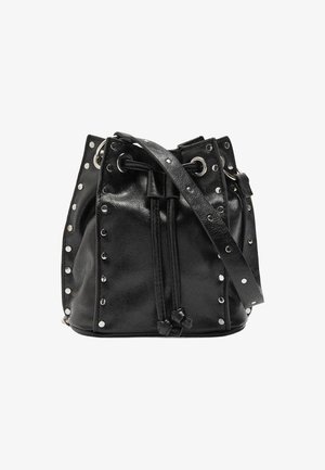 Czarna torebka typu bucket z ekologicznej skóry, ozdobiona srebrnymi metalowymi ćwiekami wzdłuż krawędzi, z zasuwanym zamknięciem i regulowanym paskiem na ramię.