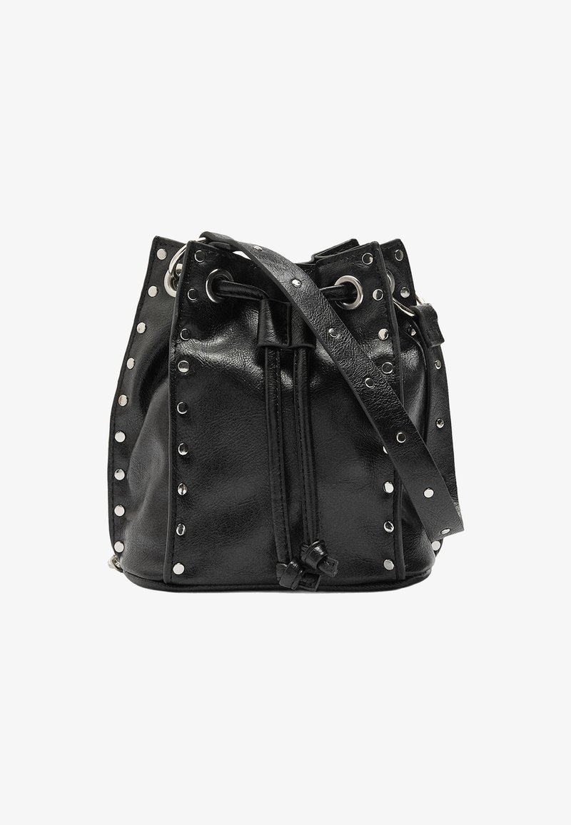 Czarna torebka typu bucket z ekologicznej skóry, ozdobiona srebrnymi metalowymi ćwiekami wzdłuż krawędzi, z zasuwanym zamknięciem i regulowanym paskiem na ramię.