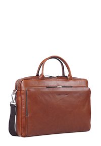 Valigetta in pelle marrone con due manici superiori e una tracolla regolabile. Presenta una tasca frontale con zip e una texture liscia.