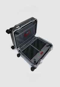 Hartschalenkoffer in metallischem Grau mit geräumigem Innenraum, grauer Stoffauskleidung, verstellbaren Gurten und vier Rollen für Mobilität.