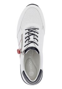 Baskets en cuir blanc avec texture perforée, accents noirs, lacets noirs, fermeture éclair latérale et logo sur la semelle intérieure. Bout arrondi et semelle rembourrée.