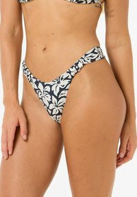 Costume da bagno floreale a vita alta, con un motivo in bianco e nero, fianchi arricciati e un morbido tessuto.