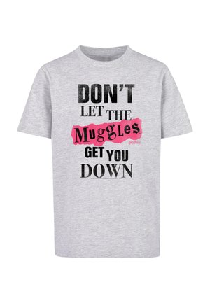 Grå bomulds t-shirt med fed sort og pink tekst: "LAD IKKE MUGGLERNE NEDERDIGNE DIG." Korte ærmer og rund halsudskæring.