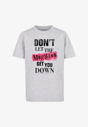 Pilkas medvilnės marškinėlis su ryškiais juodais ir rožiniais užrašais: "NESKAIČIUOK MUGGLES VAIKŲ TEKSTU." Trumpomis rankovėmis ir apvalia apykakle.