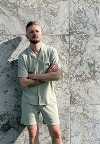 Lichtgroen, kortemouwen overhemd met knopen en bijpassende shorts van zachte stof, met een borstzak en een ontspannen pasvorm.