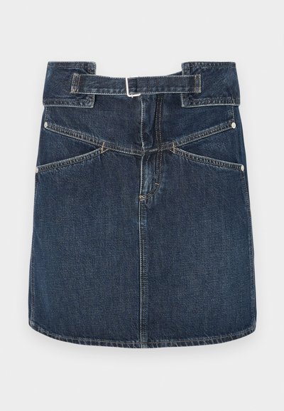 Denimskjørt i mørkeblått med midt-liv linning, beltehanker og to baklommer. Har synlig søm og metallnagler.