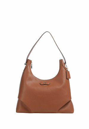 Bolso de hombro de cuero marrón con una sola correa, logo sutil en relieve y etiqueta rectangular de cuero unida en un lado.
