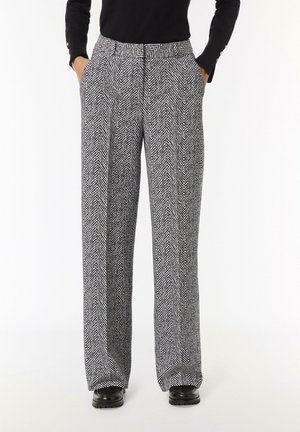 Weite Hosen mit einem schwarz-weißen Fischgrätenmuster, hoch tailliert und mit Seitentaschen, aus einem glatten, strukturierten Stoff.