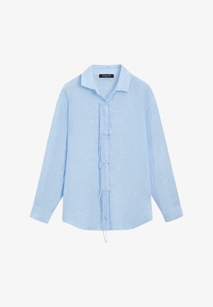 Lichtblauw linnen overhemd met lange mouwen, klassieke kraag en unieke sluiting aan de voorkant met lussen en dunne hangende koordjes.