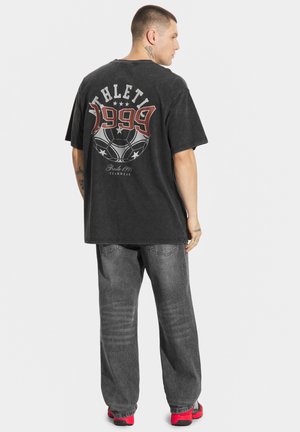 - T-shirt z nadrukiem