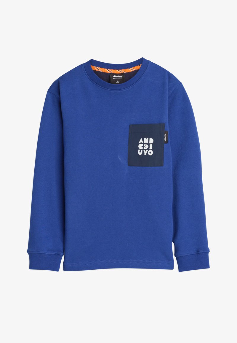 T-shirt bleu à manches longues en coton, avec une poche marine et des lettres blanches. Encolure ronde et poignets cousus.