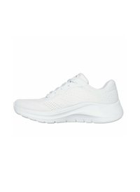Scarpa sportiva bianca con tomaia in rete testurizzata, colletto imbottito e suola intermedia ammortizzata. Presenta lacci piatti e un design leggero e snello.