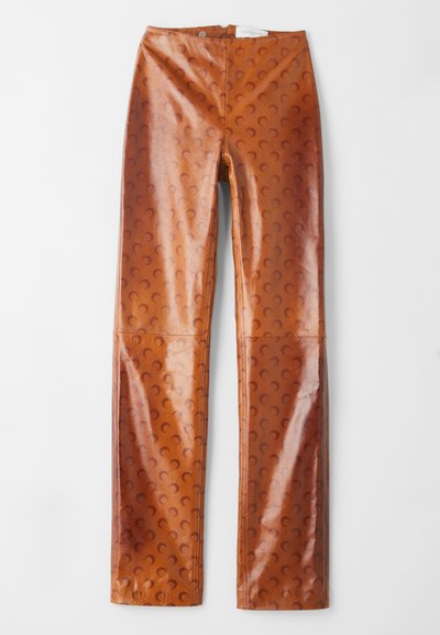 Rjavi umetni usnjeni hlače z zrnato površino in lunarnim vzorcem, z visokim pasom in ravnim krojem.