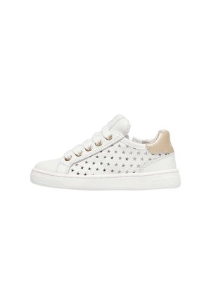 Sneakers in pelle bianca con perforazioni a forma di stella, punta rotonda, chiusura con lacci e dettagli metallici dorati sul tallone. Suola in gomma piatta.
