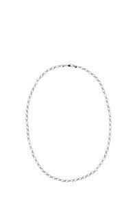 Srebrny naszyjnik z ogniwami w kształcie owalu, z prostym zapięciem. Gładka tekstura z polerowanym wykończeniem, zaprojektowany w minimalistycznym stylu.